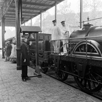 854216 Afbeelding van enkele gekostumeerde personen bij de stoomlocomotief De Arend in het Spoorwegmuseum te Utrecht.